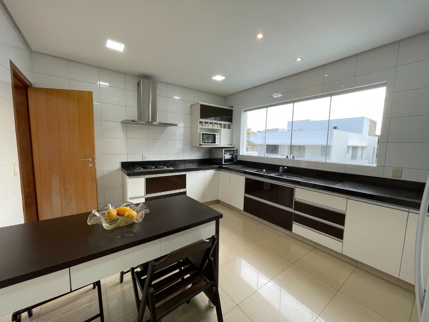 sobrado-jardins-monaco-c-429-m-c-4-suites-plenas-1-master-closet-e-banheira1678375822446ybggp