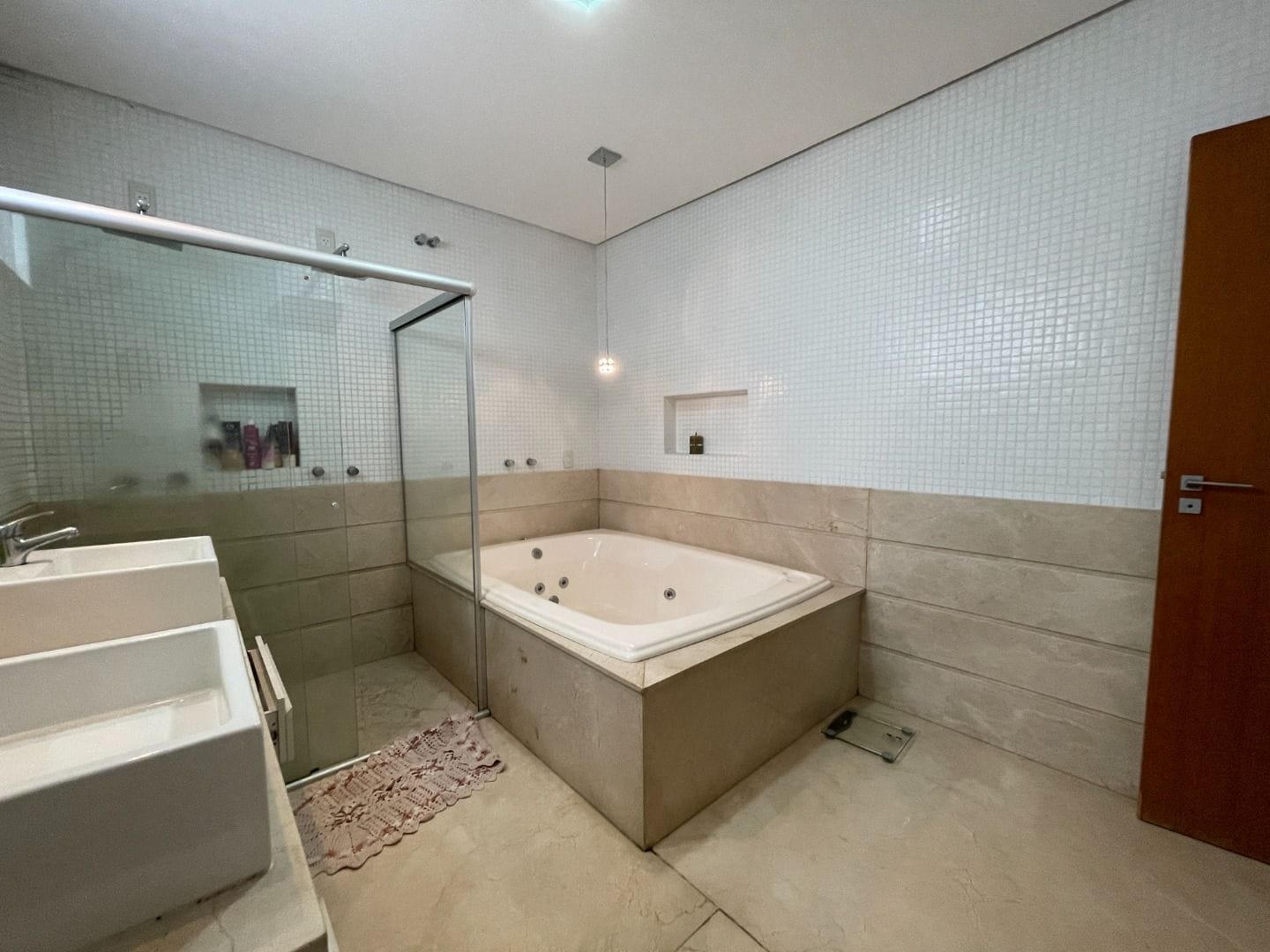 sobrado-jardins-monaco-c-429-m-c-4-suites-plenas-1-master-closet-e-banheira1678375922369lyi